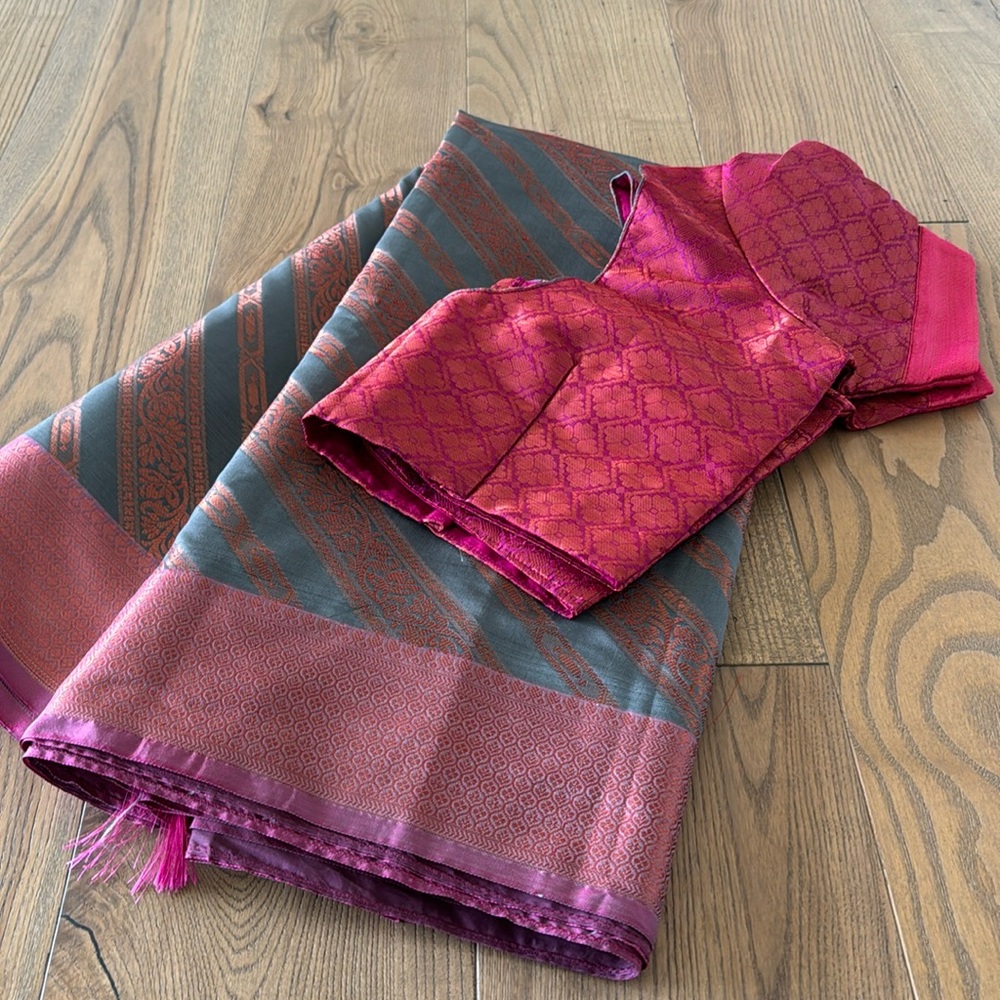 NWOT Beautiful Benares Saree with stitches blouse